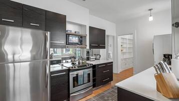 Deluxe Apartment | Private kitchen | Full-sized fridge, microwave, oven, stovetop