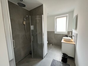 Douche, sĂšche-cheveux, serviettes fournies, savon
