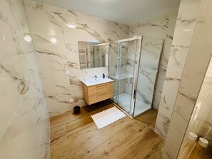Haartrockner, Handtücher, Seife, Toilettenpapier