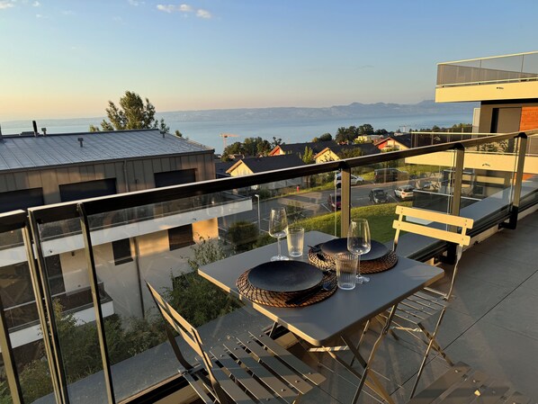 Outdoor dining - Lake view apartment, terraces, 2 bedrooms, open kitchen (Évian-les-Bains)