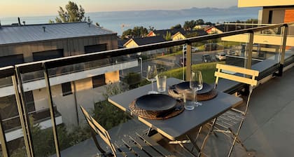 Splendide appartement, neuf, terrasse, vue 180° lac, 5' du golf