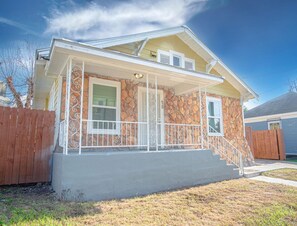 House | 3 bedrooms - Wonderful 3 BR 2 BA Near Downtown (San Antonio)