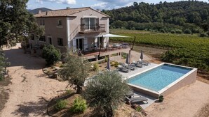 A two-story house with a pool, surrounded by a vineyard and trees. - Alexandre Chambre D'hôte (LA LONDE LES MAURES)
