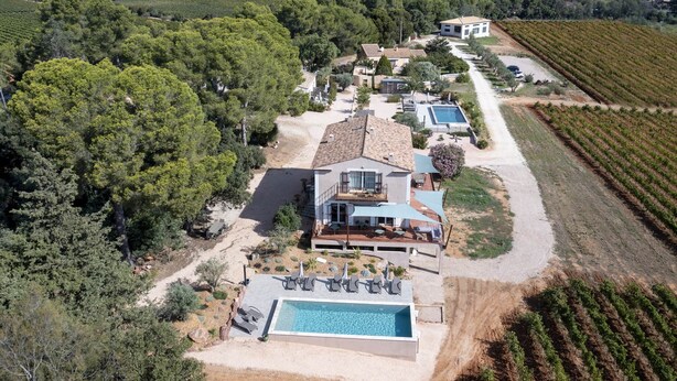 A large estate with multiple villas, a swimming pool, and vineyard fields. - Alexandre Chambre D'hôte (LA LONDE LES MAURES)