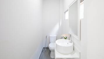 Regendusche, kostenlose Toilettenartikel, Haartrockner, Hausschuhe