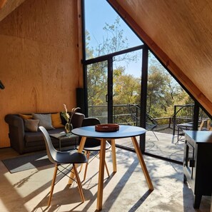 Hytte – deluxe, ikke-røyk, ved fjell | Oppholdsområde | Peis