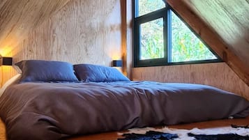 Deluxe Cabin, Non Smoking, Mountainside | Premium bedding, individually decorated, free WiFi, bed sheets