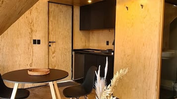 Deluxe Cabin, Non Smoking, Mountainside | Dapur peribadi | Peti sejuk, ketuhar, mesin basuh pinggan mangkuk, pembancuh kopi/teh