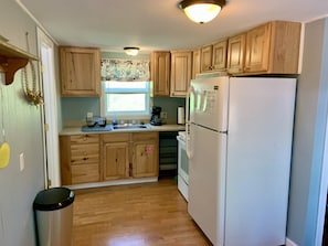 Fridge, microwave, oven, stovetop - Two bedroom cabin, private lake, pet friendly (Hot Springs)