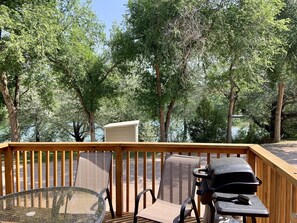 Property grounds - Two bedroom cabin, private lake, pet friendly (Hot Springs)