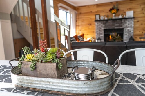 4 BD Mountain Oasis with Hot Tub & Fireplace near Camelback