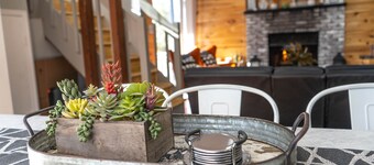 4 BD Mountain Oasis with Hot Tub & Fireplace near Camelback