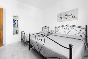 2 Schlafzimmer, Bügeleisen/Bügelbrett