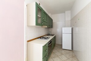 Kühlschrank, Herdplatte, Kochgeschirr/Geschirr/Besteck