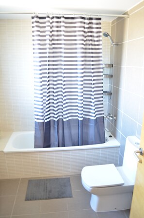 Shower, hair dryer, bidet, towels - Espectacular Chalet Adosado Para Vacaciones en Panorámica Golf Sant Jordi (Sant Jordi)