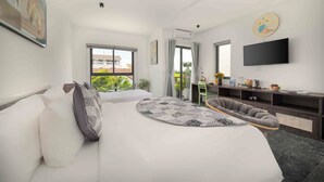 Un dormitorio moderno con una cama grande, televisor de pantalla plana y vistas al exterior.