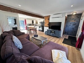 Een televisie, een open haard en boeken