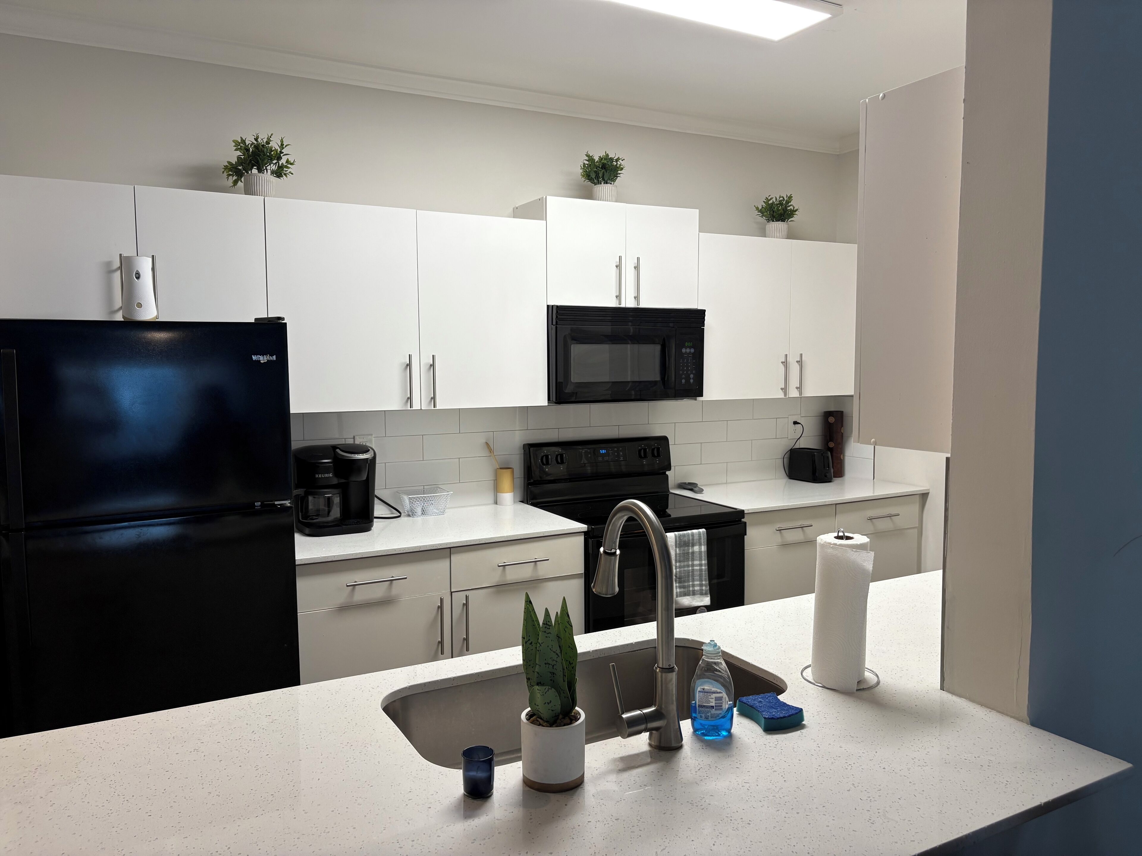 Kjøleskap, mikrobølgeovn, ovn og kokeplater