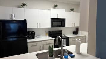 Kjøleskap, mikrobølgeovn, ovn og kokeplater