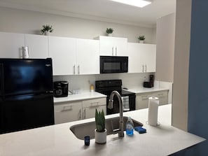 Réfrigérateur, micro-ondes, four, plaque de cuisson