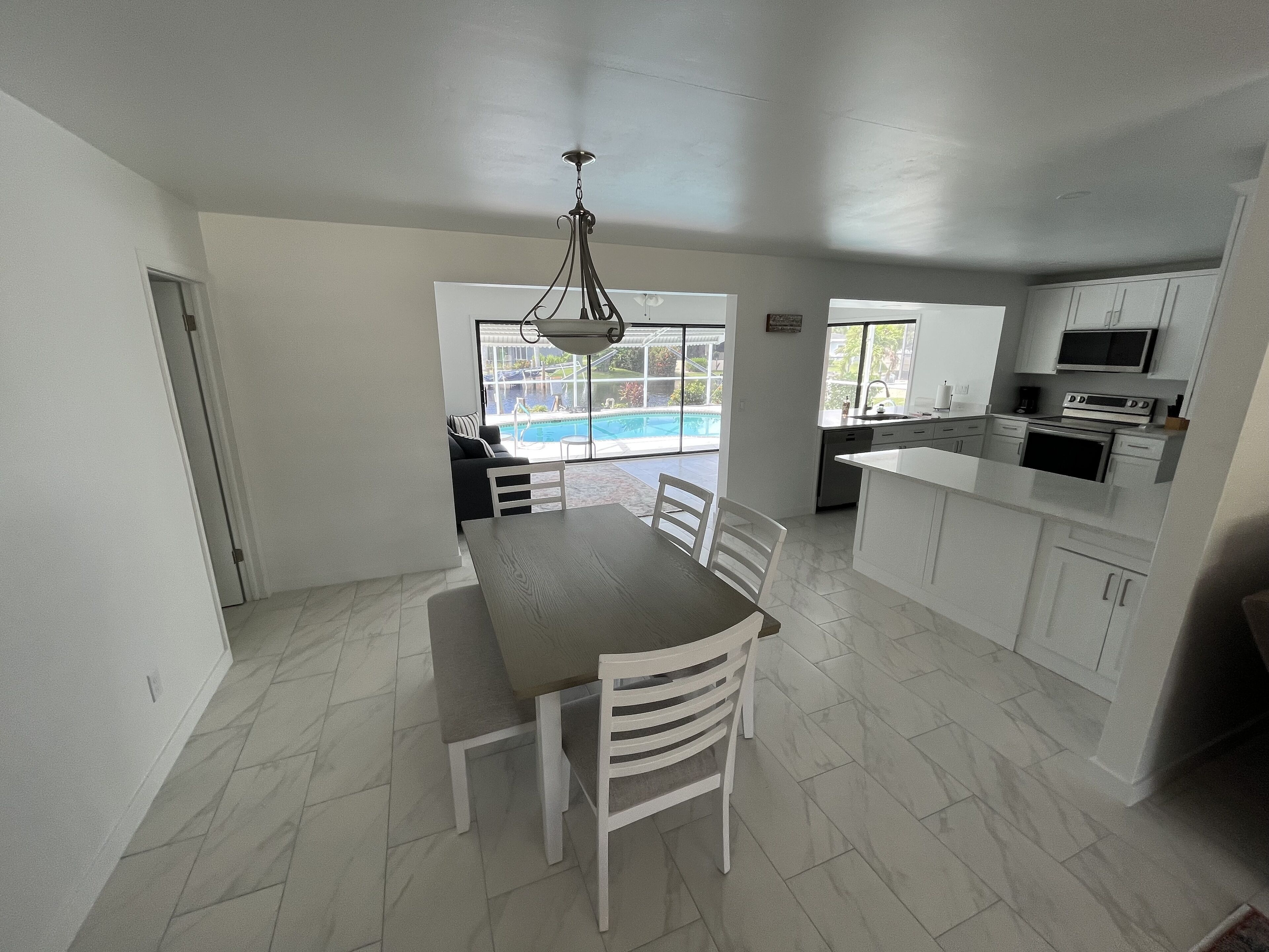 Oasis Awaits: 2-bed, 2-bath gem, Refreshing Pool, Beach and Restaurants near. 