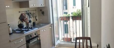 Réfrigérateur, four, plaque de cuisson, bouilloire électrique