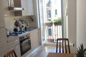 Fridge, oven, stovetop, electric kettle - Bright "Sundari" house Colosseum area (Roma)