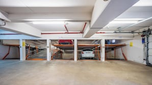 Un parking à plusieurs niveaux, doté de planchers en béton et d’escaliers métalliques.