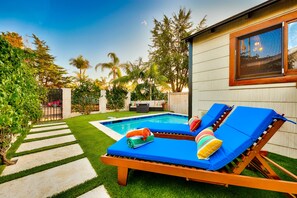 Utendørsbasseng og et oppvarmet basseng