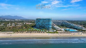 Ein großes Resort mit mehreren Gebäuden, einem Strand und einem Poolbereich.
