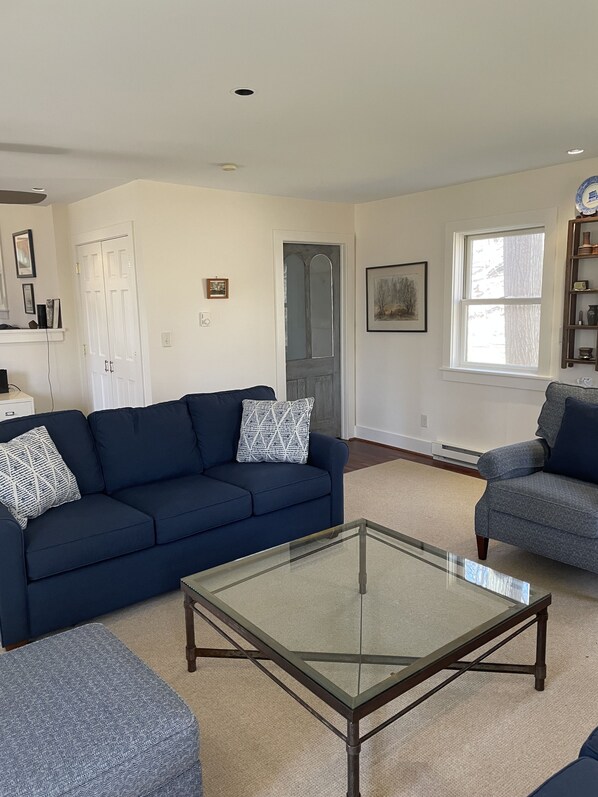 Téléviseur connecté, livres, imprimante