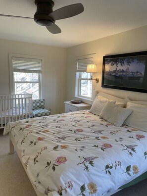 4 chambres, bureau, fer et planche à repasser, lit de bébé portatif