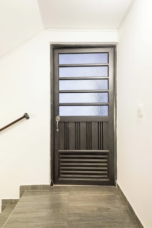 A black door with a glass panel and a metal handle. - Charming Family Retreat in the Heart of Bogotá (Bogotá)