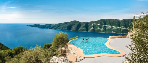 Heliopetra Luxury Villa Lefkas- private pool with jacuzzi!