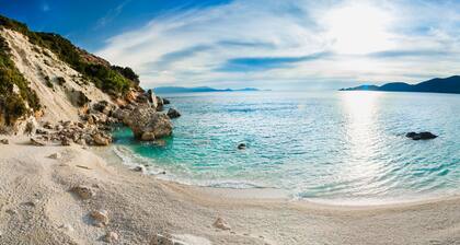 Heliopetra Luxury Villa Lefkas- private pool with jacuzzi!