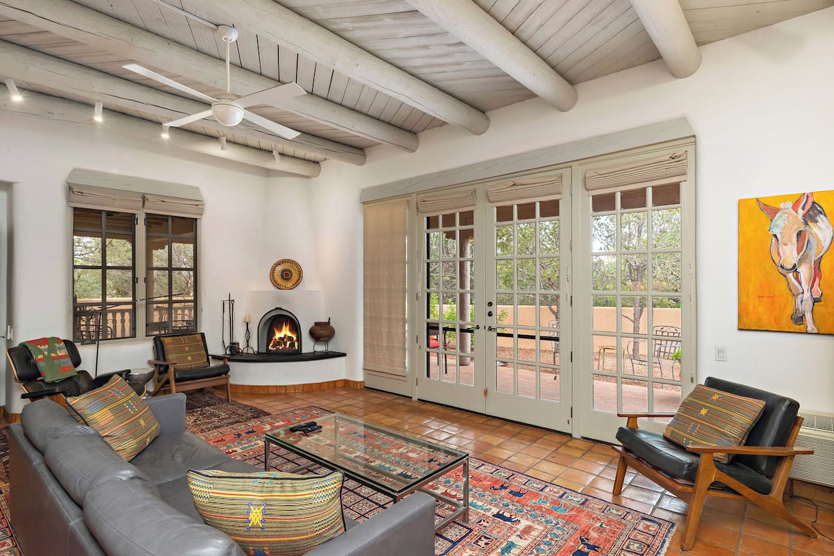 2 Bedroom Townhome 522 | Living area | 30-inch flat-screen TV with cable channels, fireplace