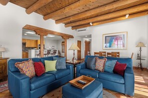 Rumah Deluks | Ruang keluarga | Televisi layar datar 30-inci dengan saluran TV kabel dan perapian