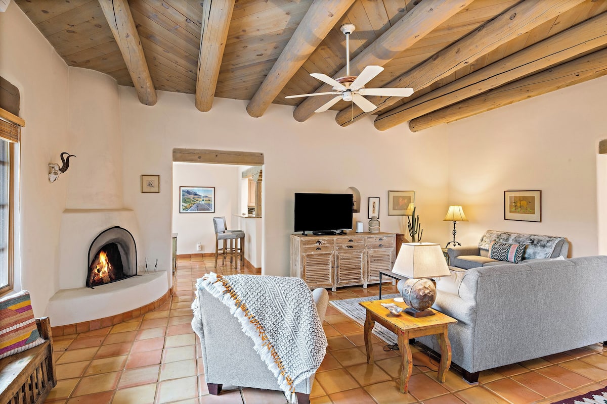 2 Bedroom Townhome 717 | Living room | 30-inch flat-screen TV with cable channels, fireplace