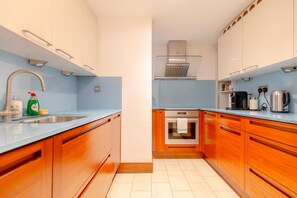 Fridge, microwave, oven, stovetop - London Maisonette: Unique Retreat (London)