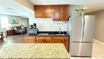 Réfrigérateur, micro-ondes, cafetiÚre/bouilloire, grille-pain