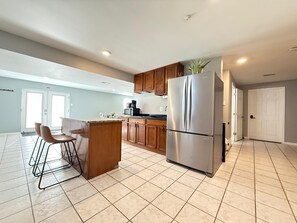 Kjøleskap, mikrobølgeovn, kaffetrakter/tekoker og brødrister