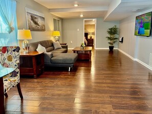 Smart TV - Bright & Spacious 1BR Retreat (Bowie)