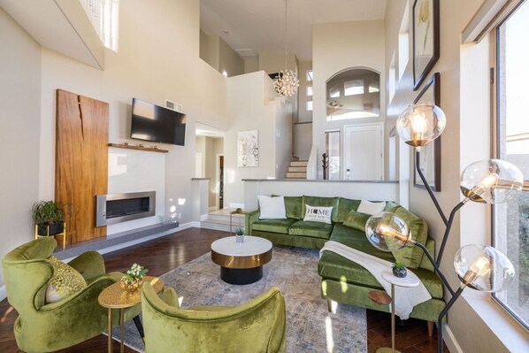 Smart TV, fireplace, video games, ping pong - Lux Monthly Stay- 31 night+ Heated Pool and Hot Tub. (Mesa)