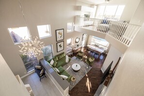 Smart TV, fireplace, video games, ping pong - Lux Monthly Stay- 31 night+ Heated Pool and Hot Tub. (Mesa)