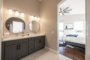 4 bedrooms, iron/ironing board, travel cot, free WiFi - Lux Monthly Stay- 31 night+ Heated Pool and Hot Tub. (Mesa)