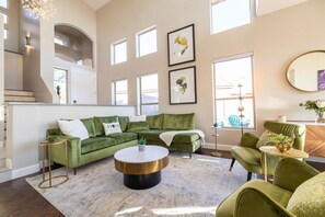 Smart TV, fireplace, video games, ping pong - Lux Monthly Stay- 31 night+ Heated Pool and Hot Tub. (Mesa)