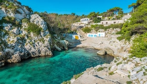 A coastal area with clear turquoise waters, rocky terrain, and traditional white buildings with blue accents. - Casa Vacanze Orlando - Con Veranda Vista Mare A 200 M Dal Mare (Castrignano del Capo)