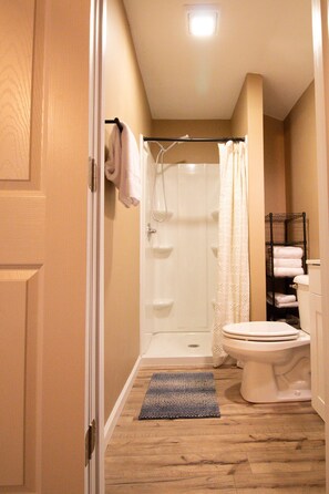 Een douche, handdoeken, zeep, shampoo