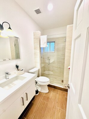 Bruser, hårtørrer, håndklæder, Sæbe