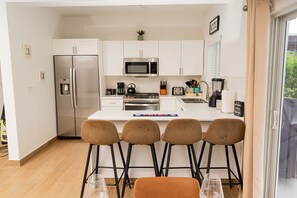 Frigorífico, microondas, horno y placa de cocina